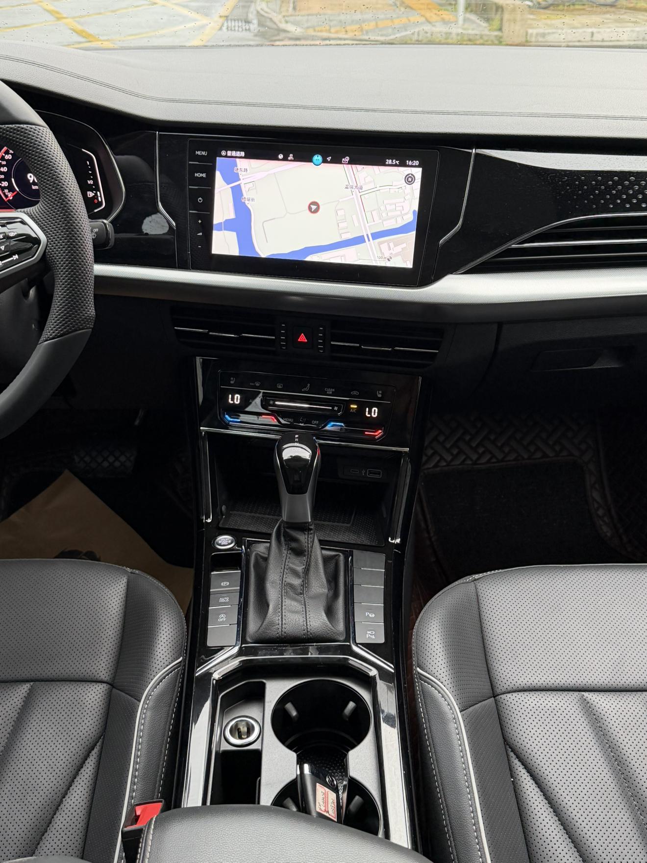 Volkswagen Passat (North America and China) 2023 thumb 4