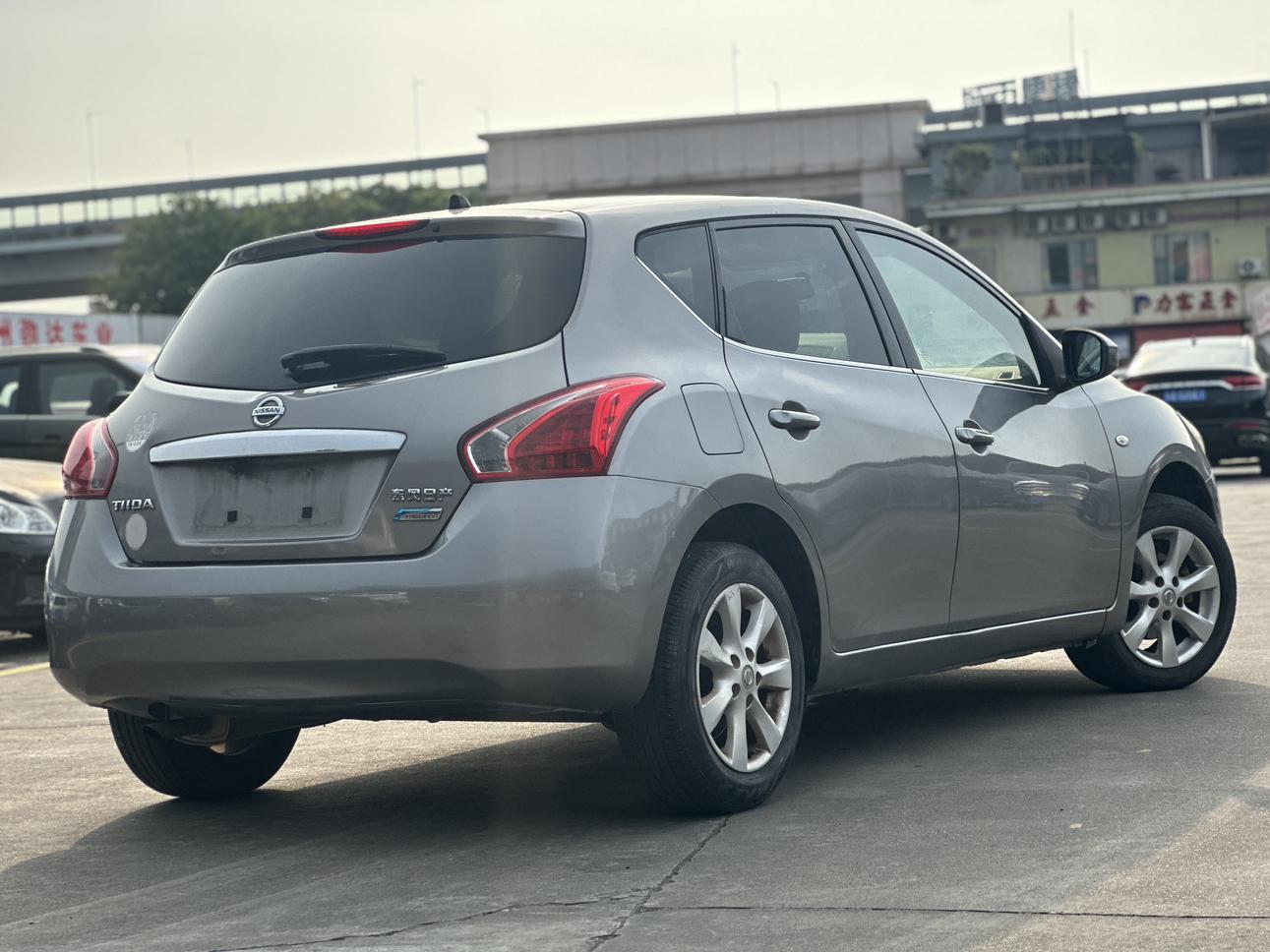 Nissan Tiida 2014 thumb 4
