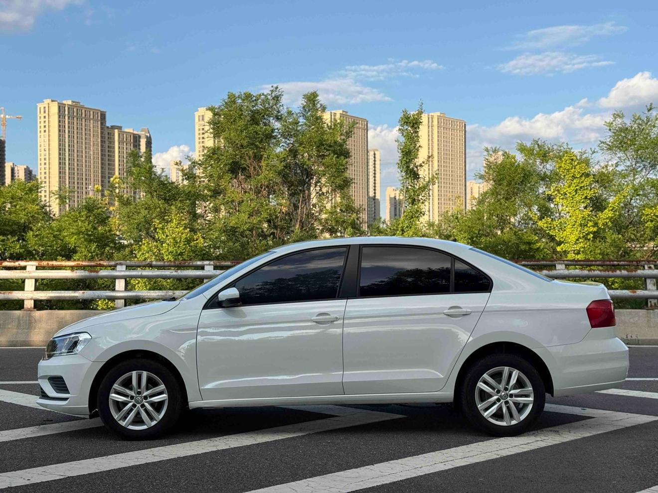 Volkswagen Jetta 2019 thumb 2