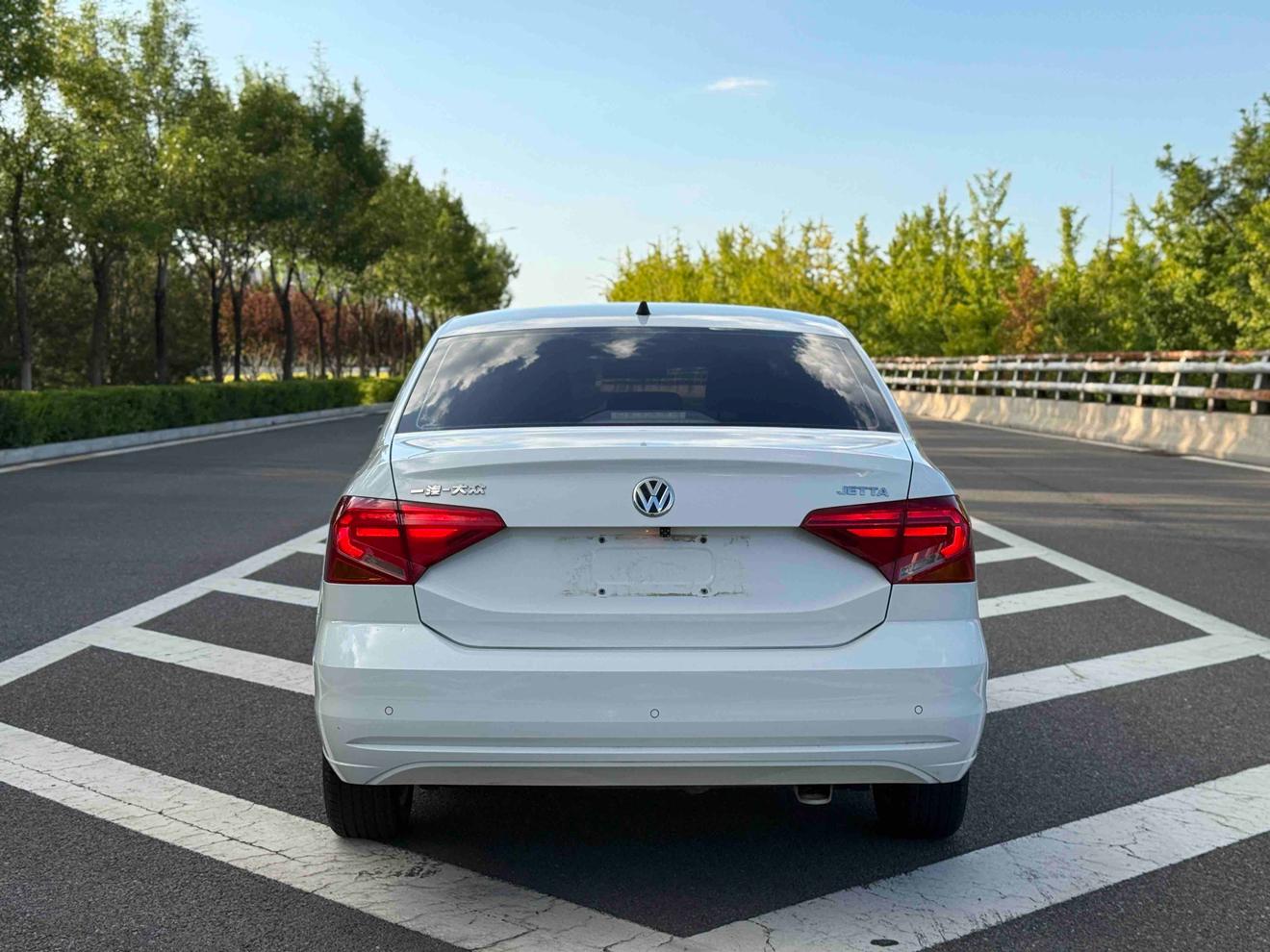 Volkswagen Jetta 2019 thumb 4