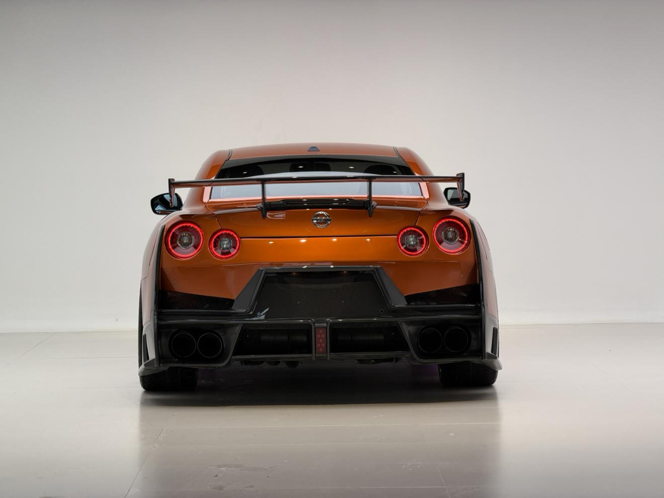 Nissan GT-R 2017 thumb 2