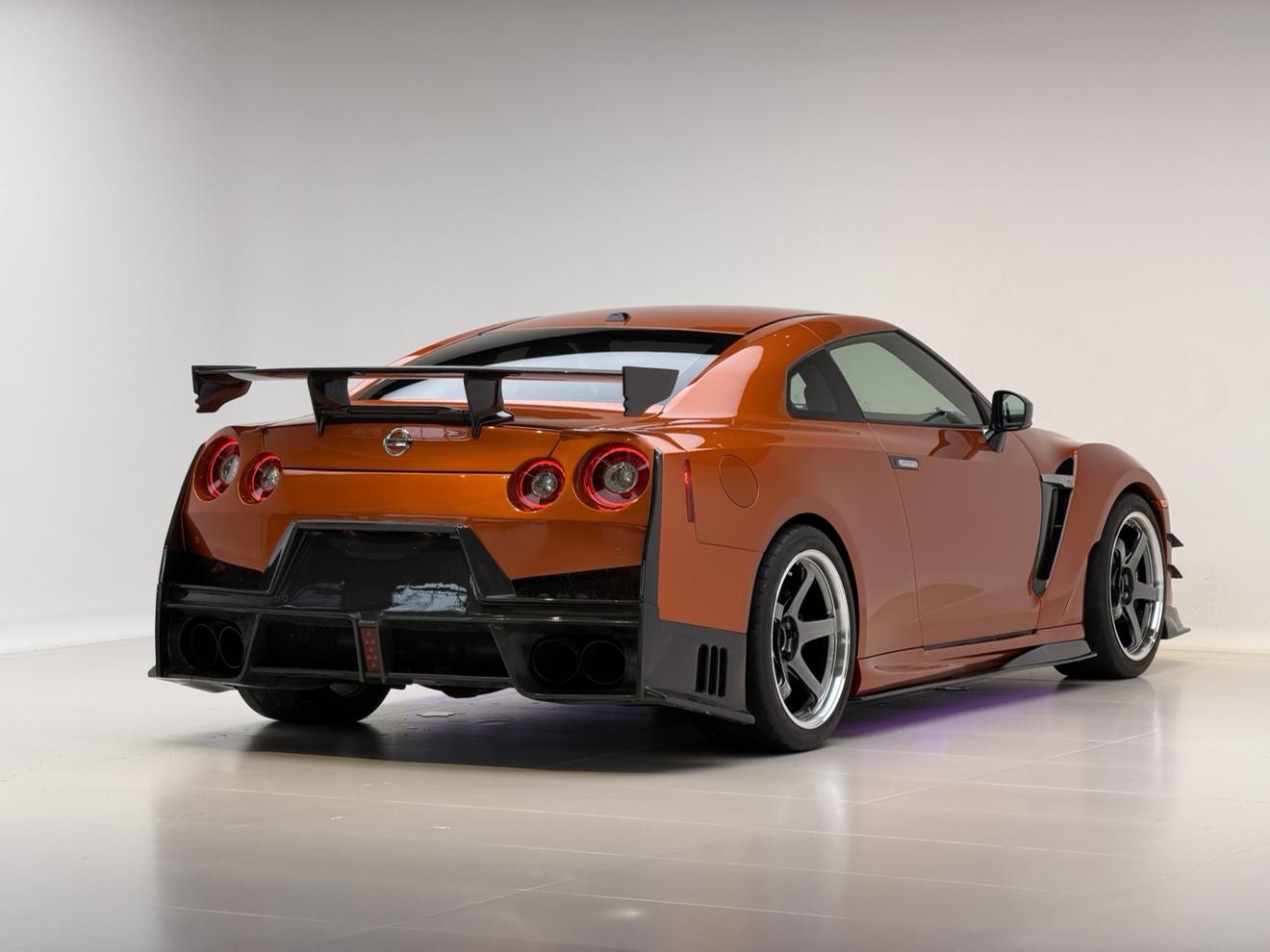 Nissan GT-R 2017 thumb 3