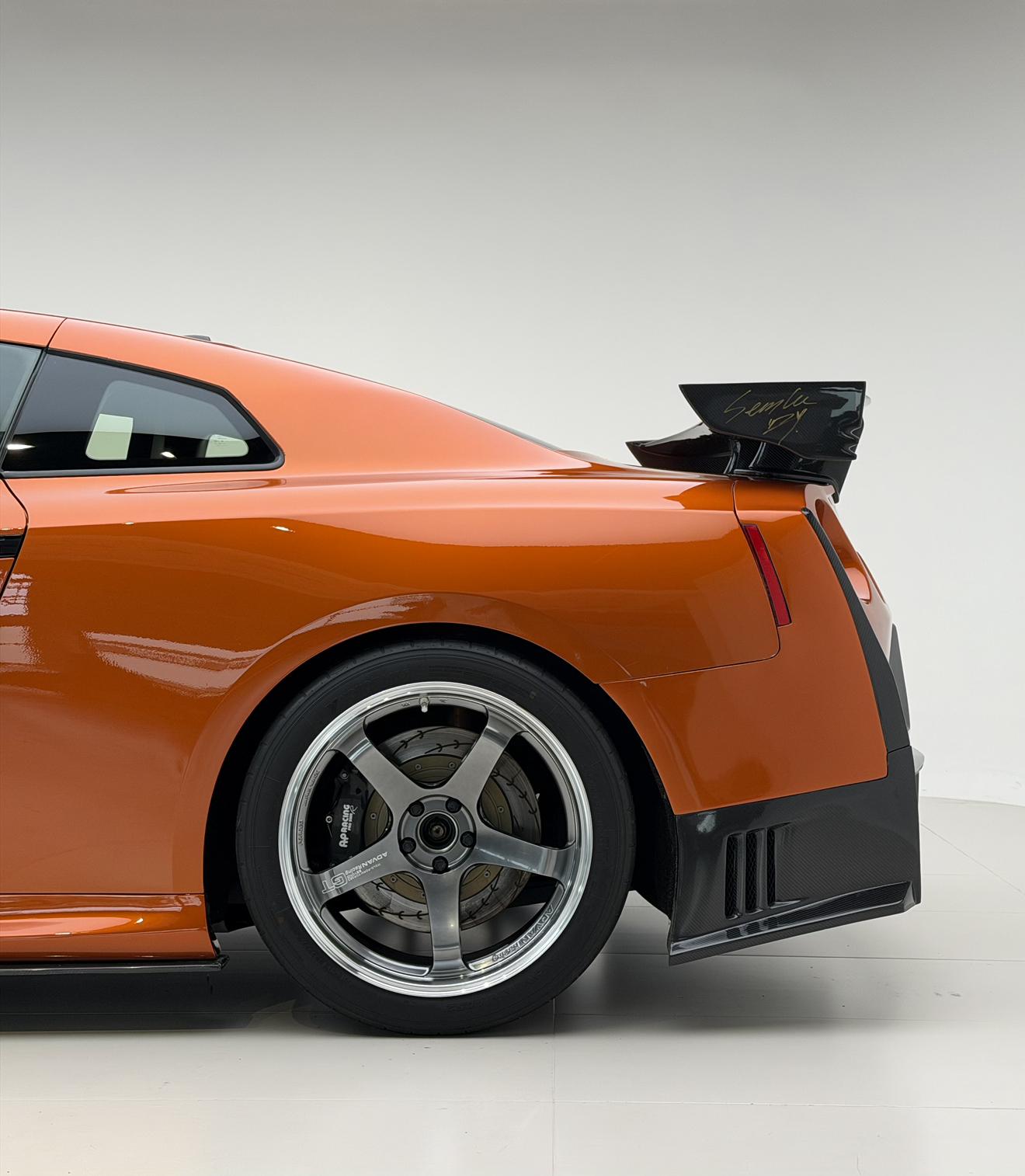 Nissan GT-R 2017 thumb 8