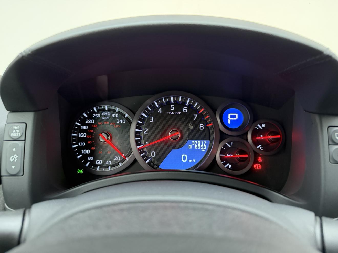 Nissan GT-R 2017 thumb 11