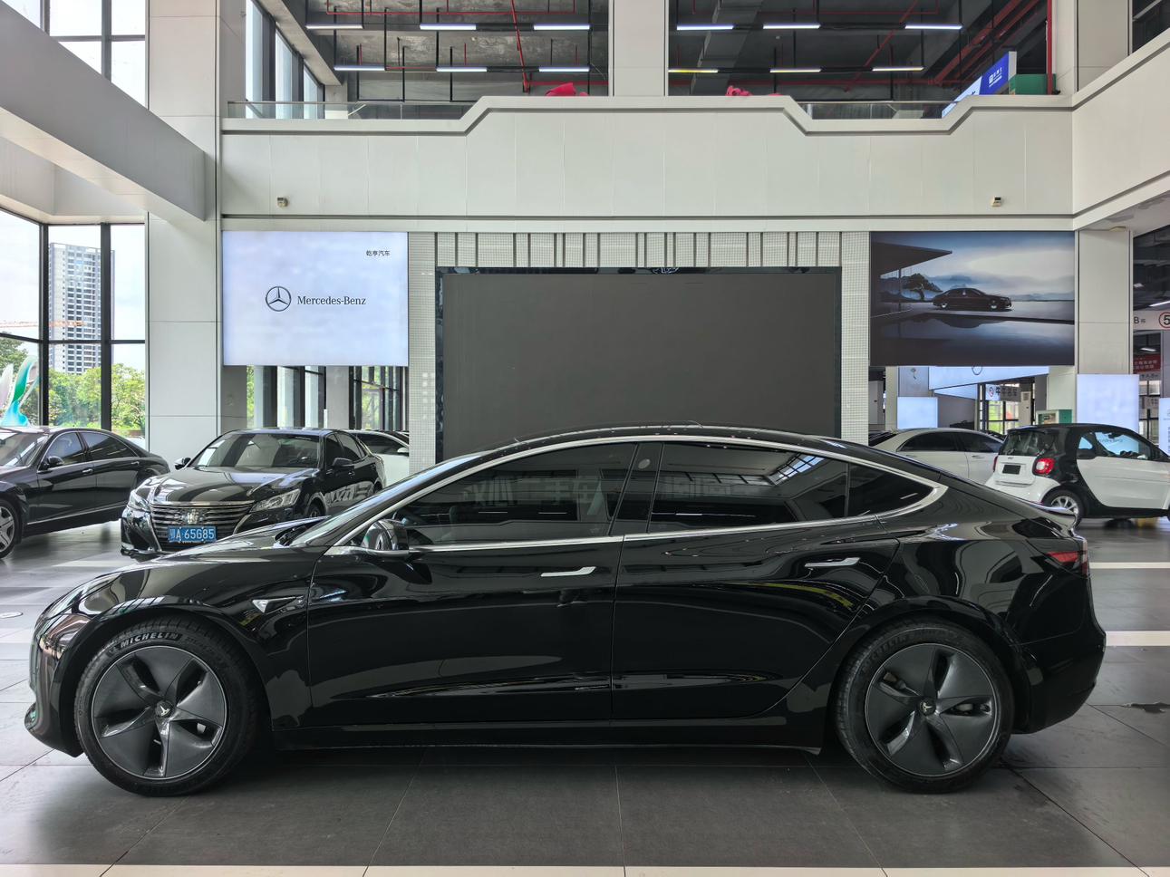 Tesla Model 3 2020 thumb 2