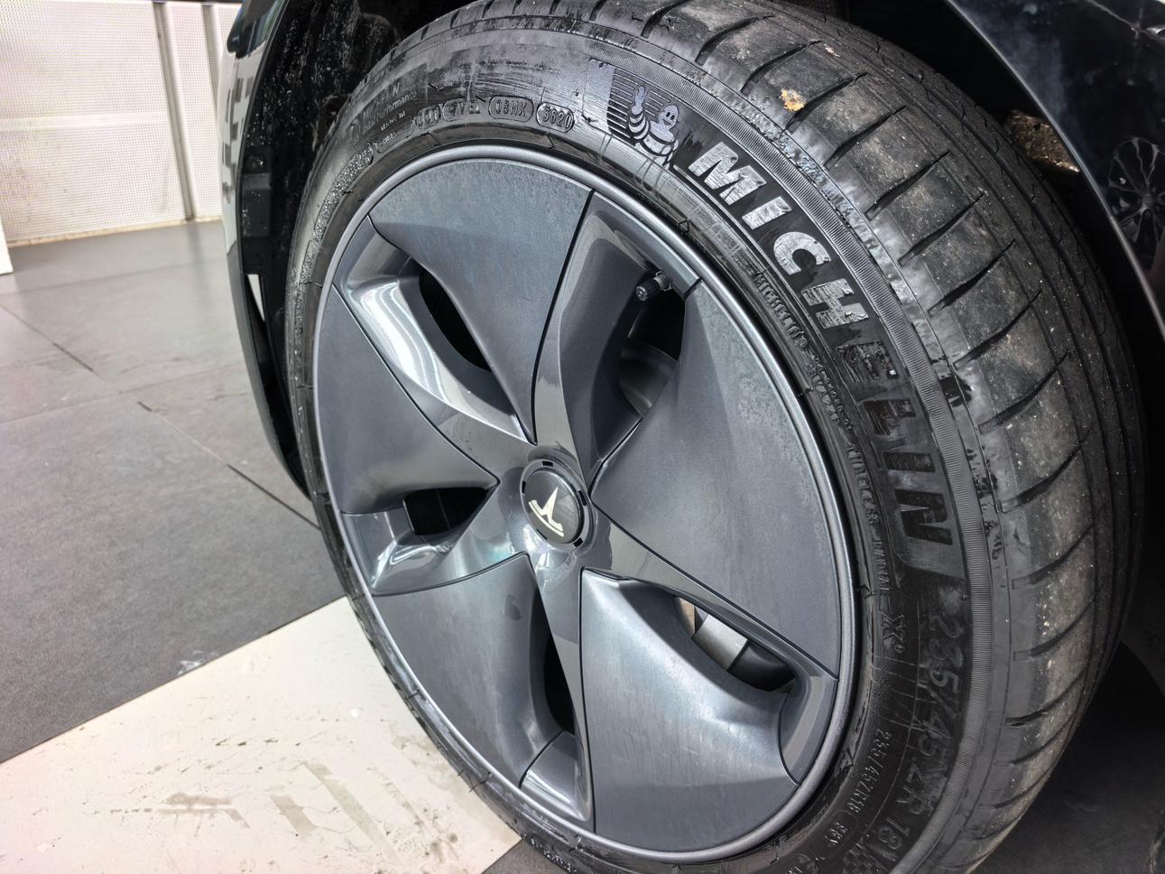 Tesla Model 3 2020 thumb 8