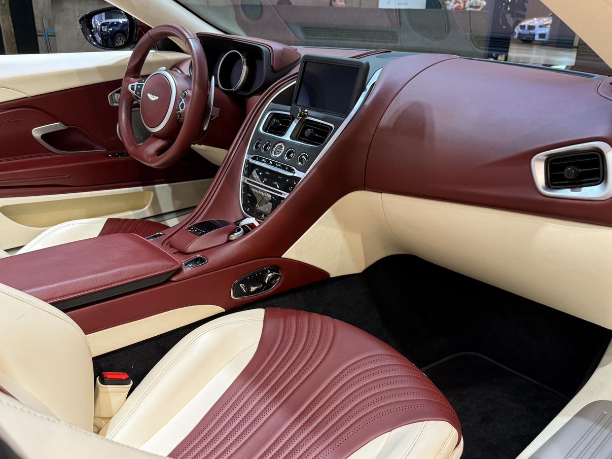 Aston Martin DB11 2020 thumb 10