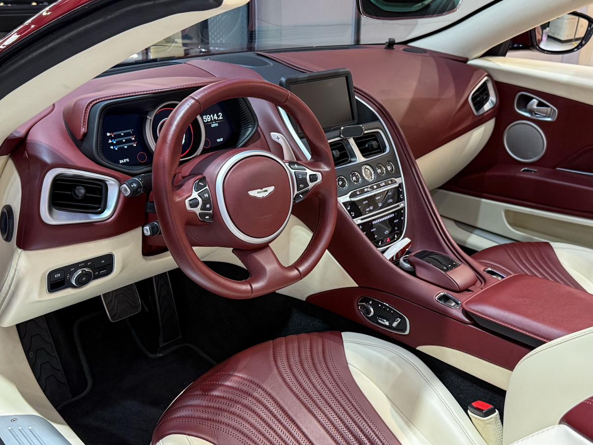 Aston Martin DB11 2020 thumb 11