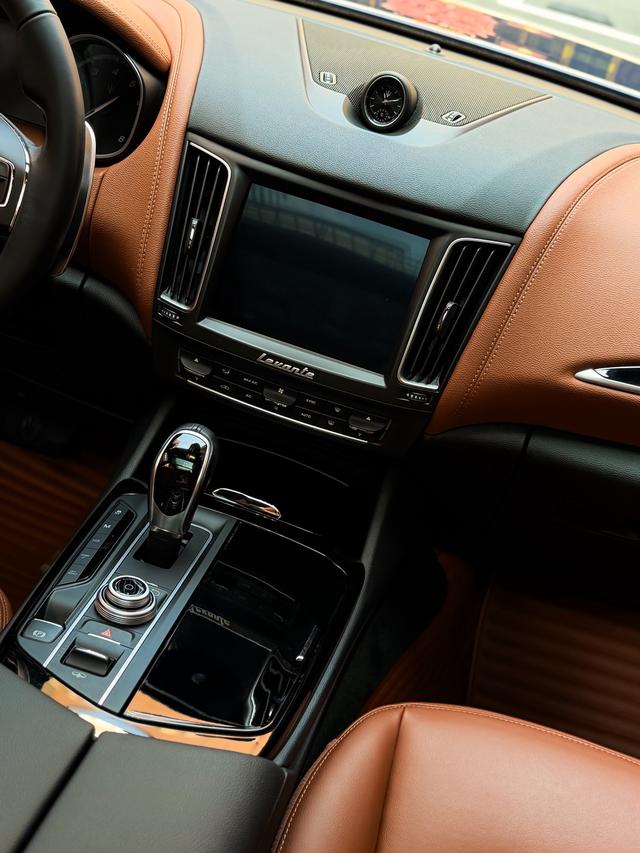 Maserati Levante 2016 thumb 11