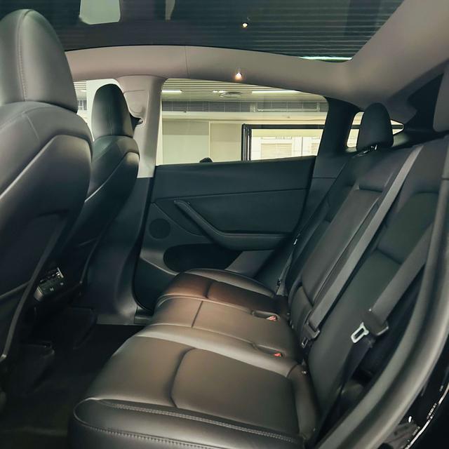 Tesla Model Y 2023 thumb 8