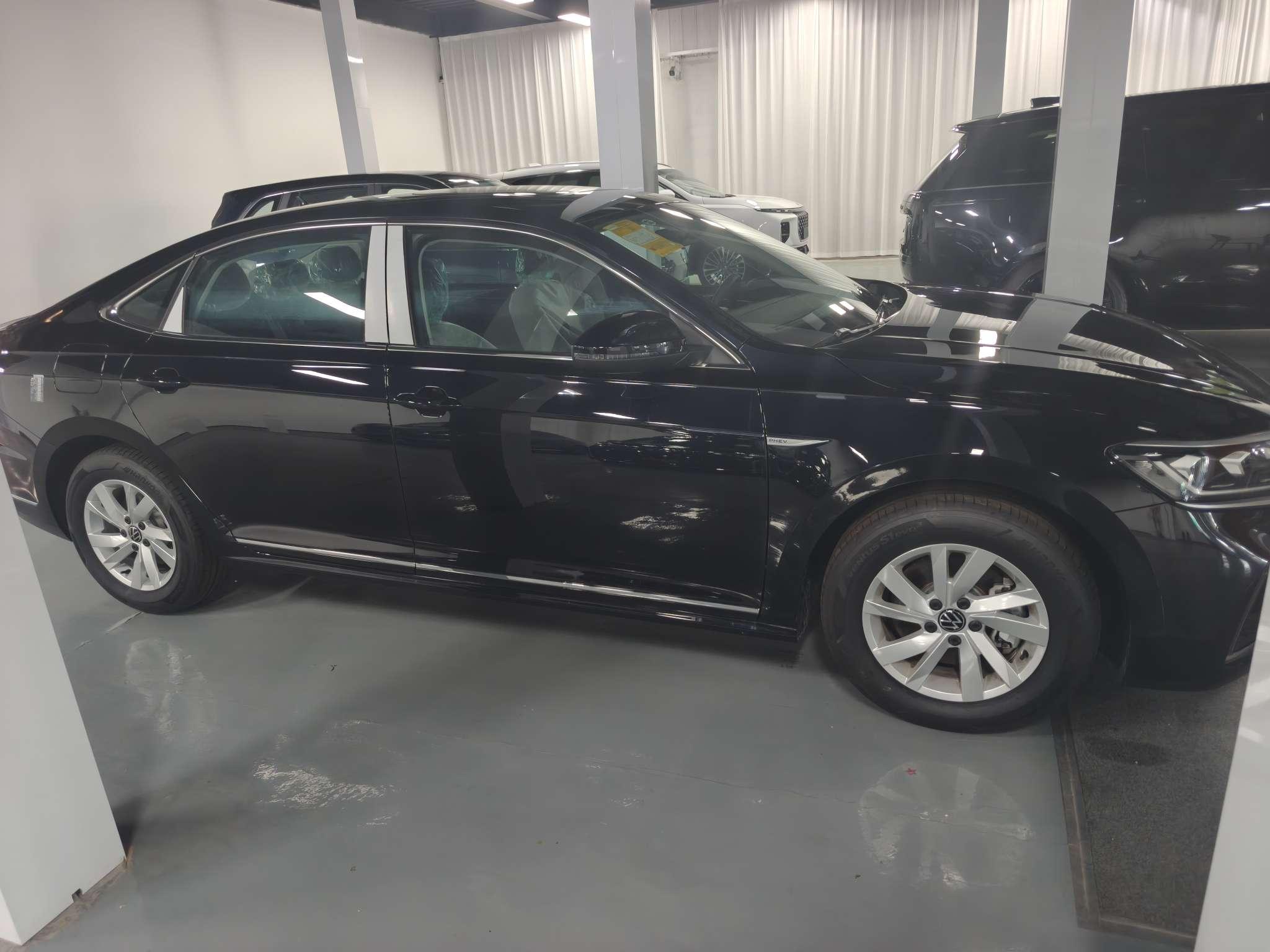 Volkswagen Passat 2025 thumb 4
