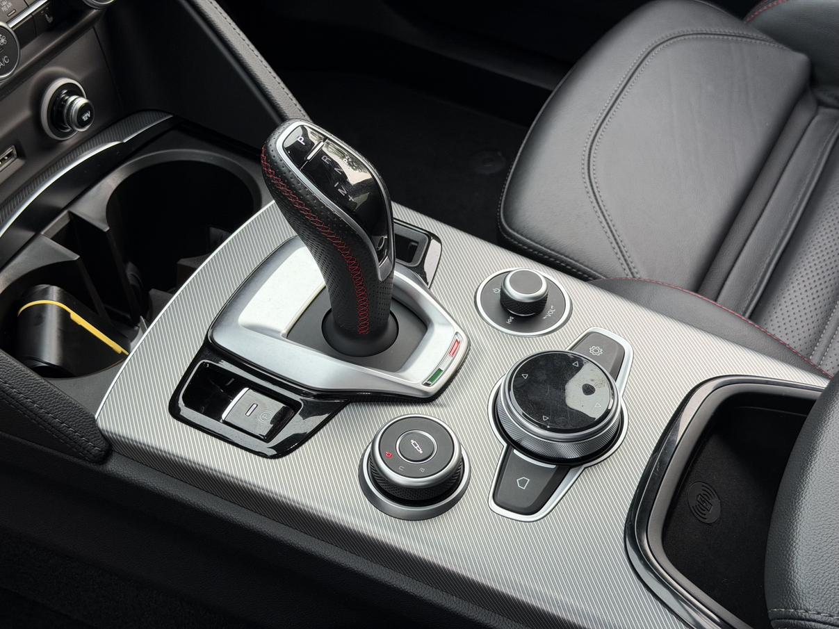 Alfa Romeo Stelvio 2023 thumb 9