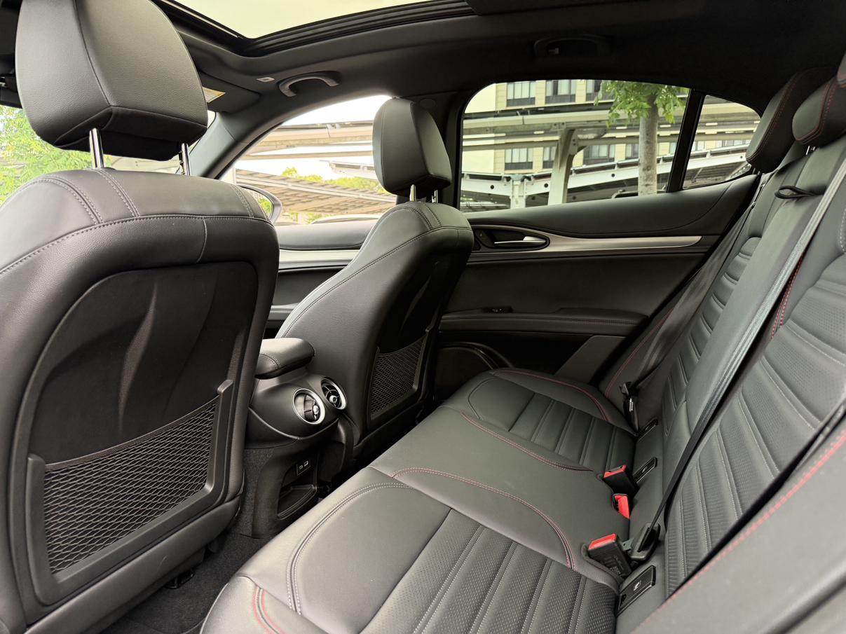 Alfa Romeo Stelvio 2023 thumb 12