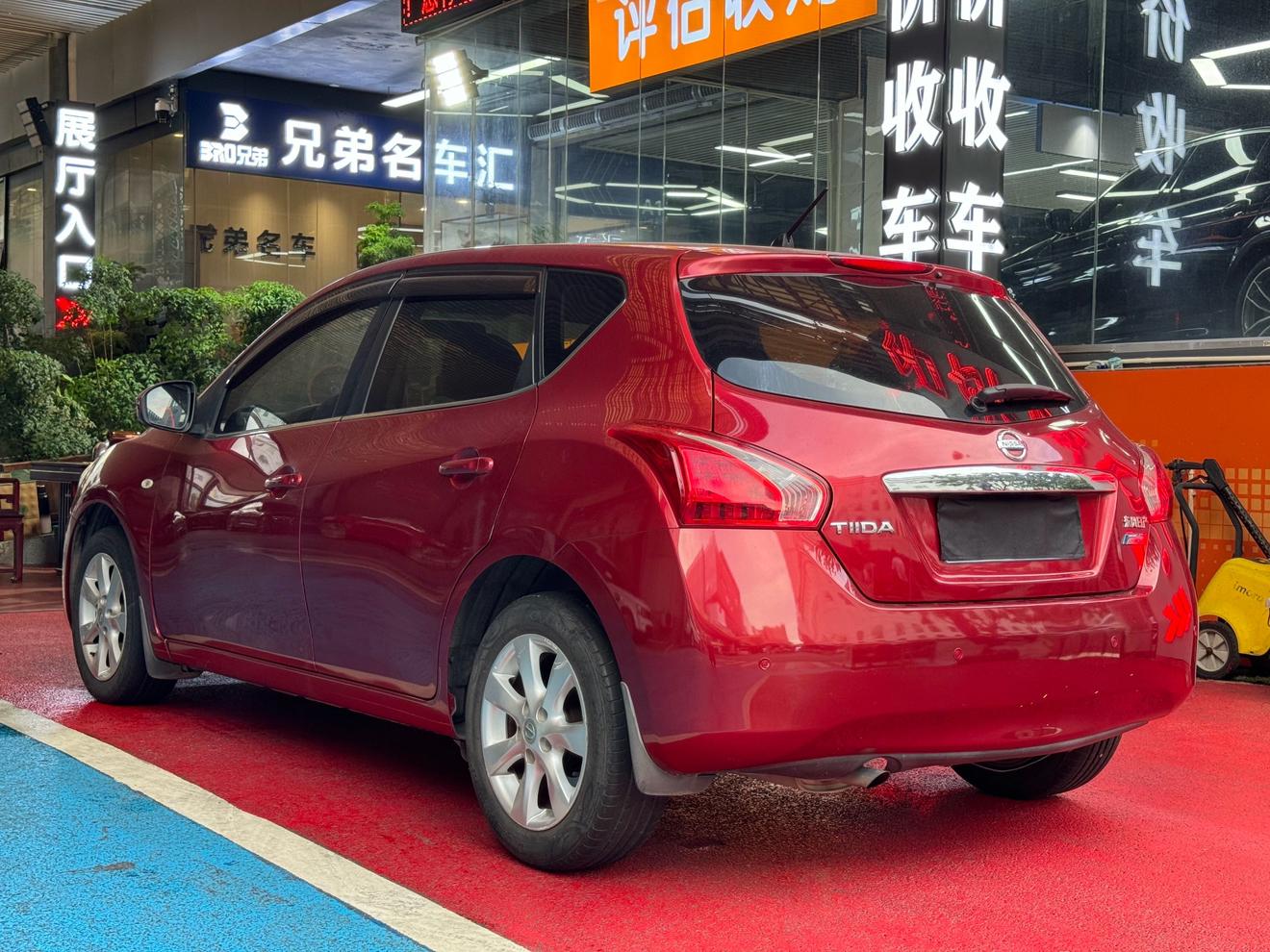 Nissan Tiida 2011 thumb 2