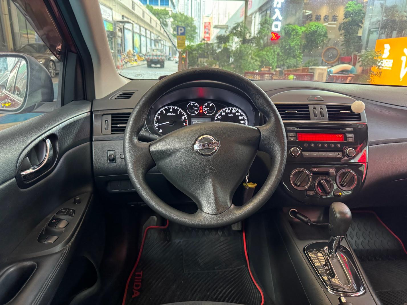 Nissan Tiida 2011 thumb 7