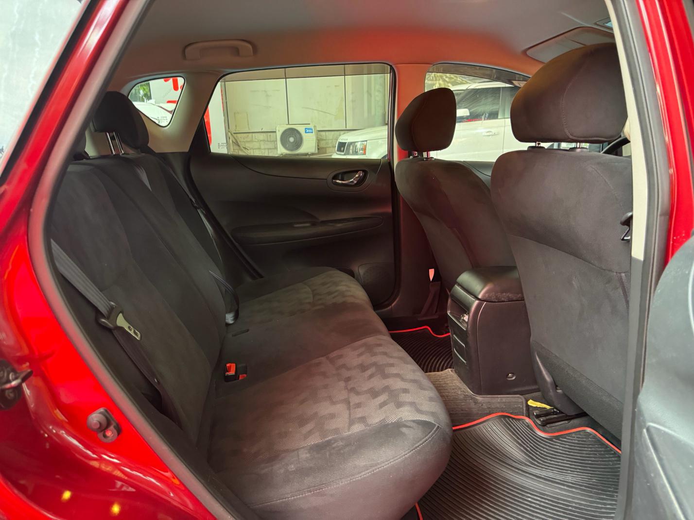 Nissan Tiida 2011 thumb 12