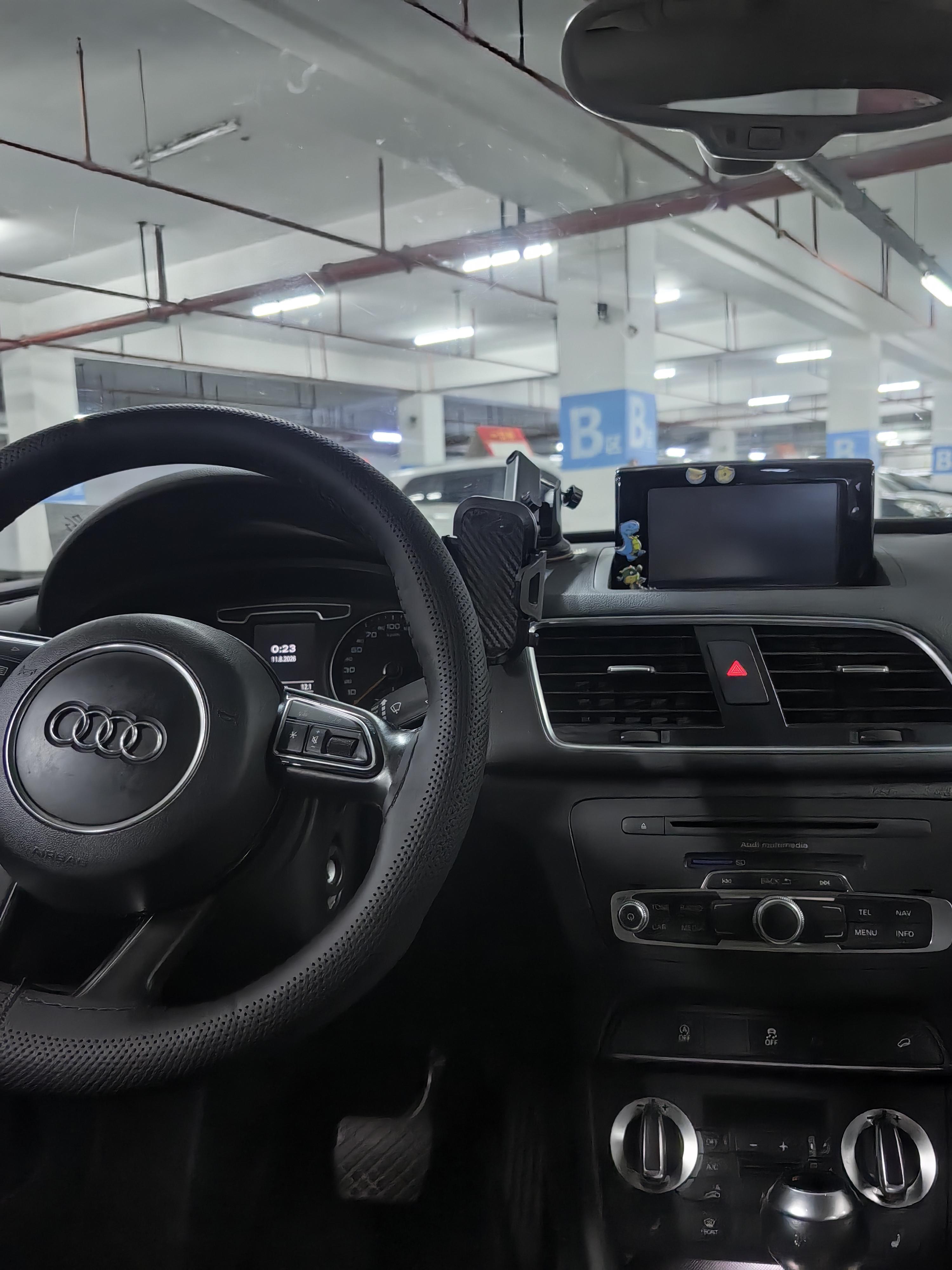 Audi Q3 2015 thumb 6