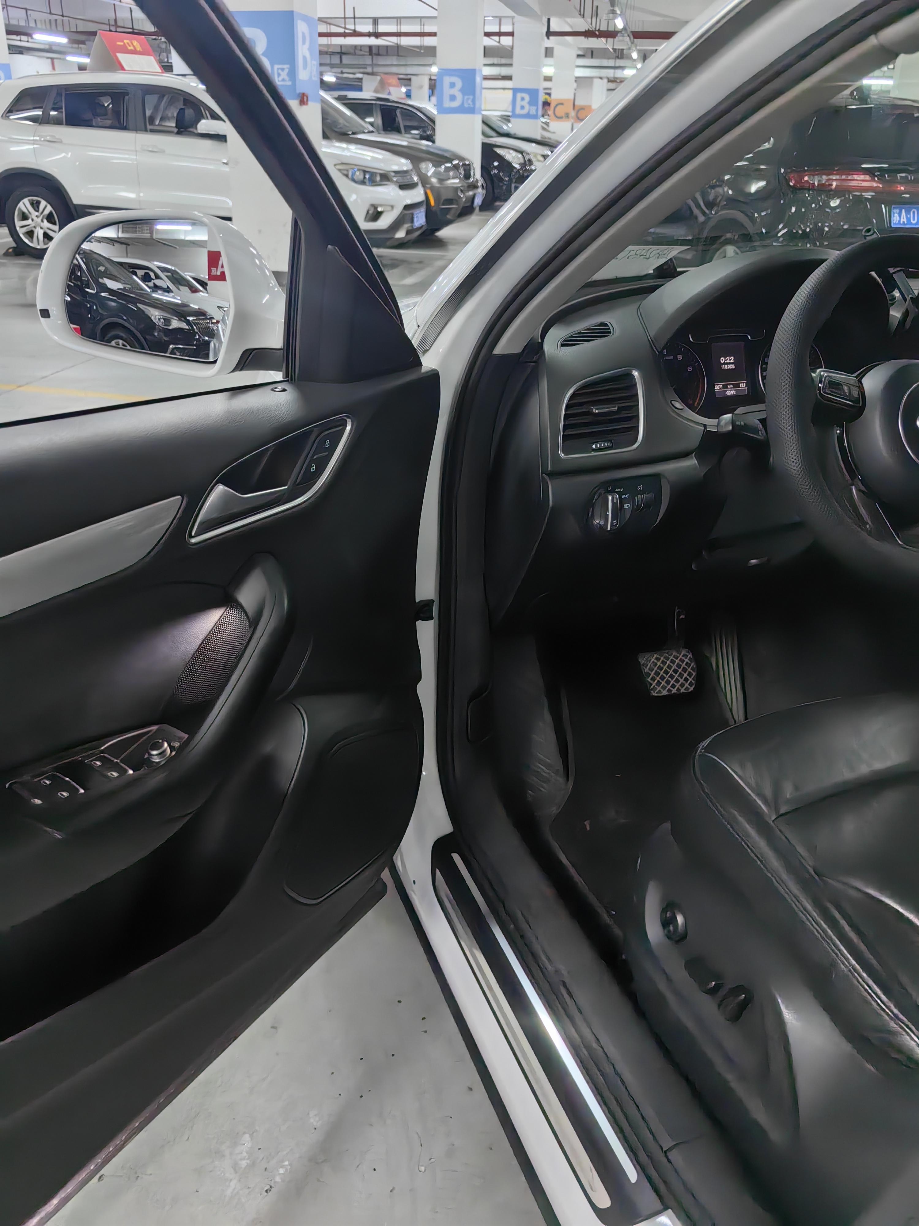 Audi Q3 2015 thumb 10