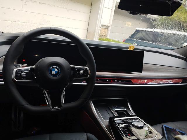 BMW i7 2023 thumb 3