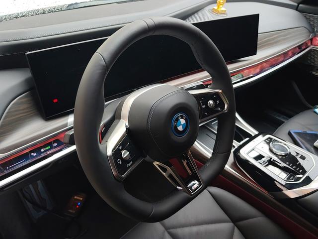 BMW i7 2023 thumb 5