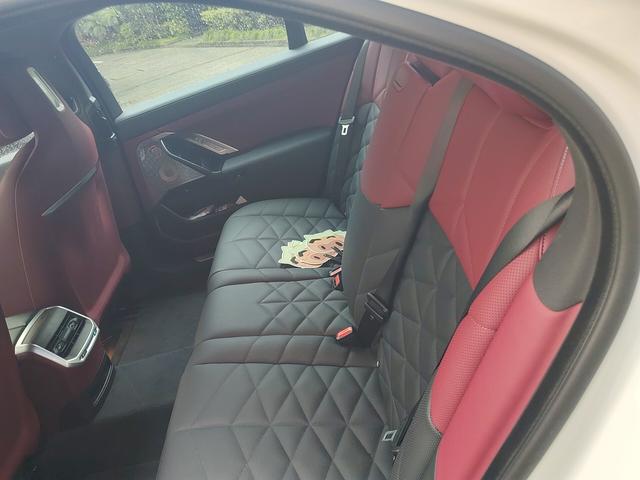 BMW i7 2023 thumb 10