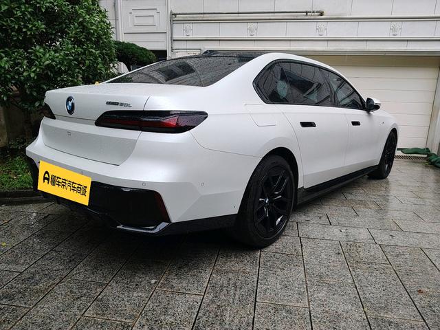 BMW i7 2023 thumb 12