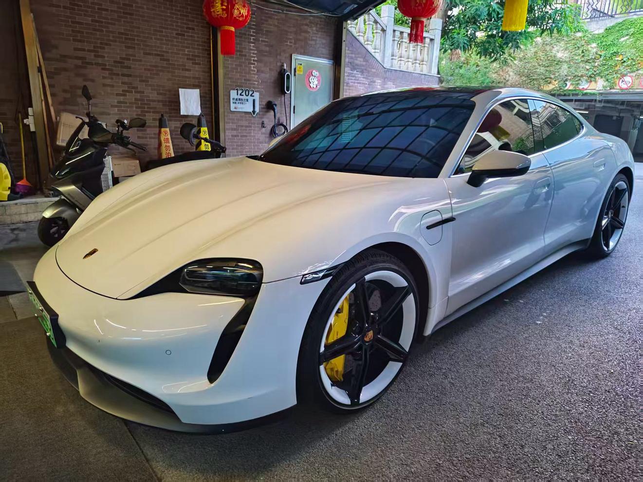 Porsche Taycan 2019 thumb 9