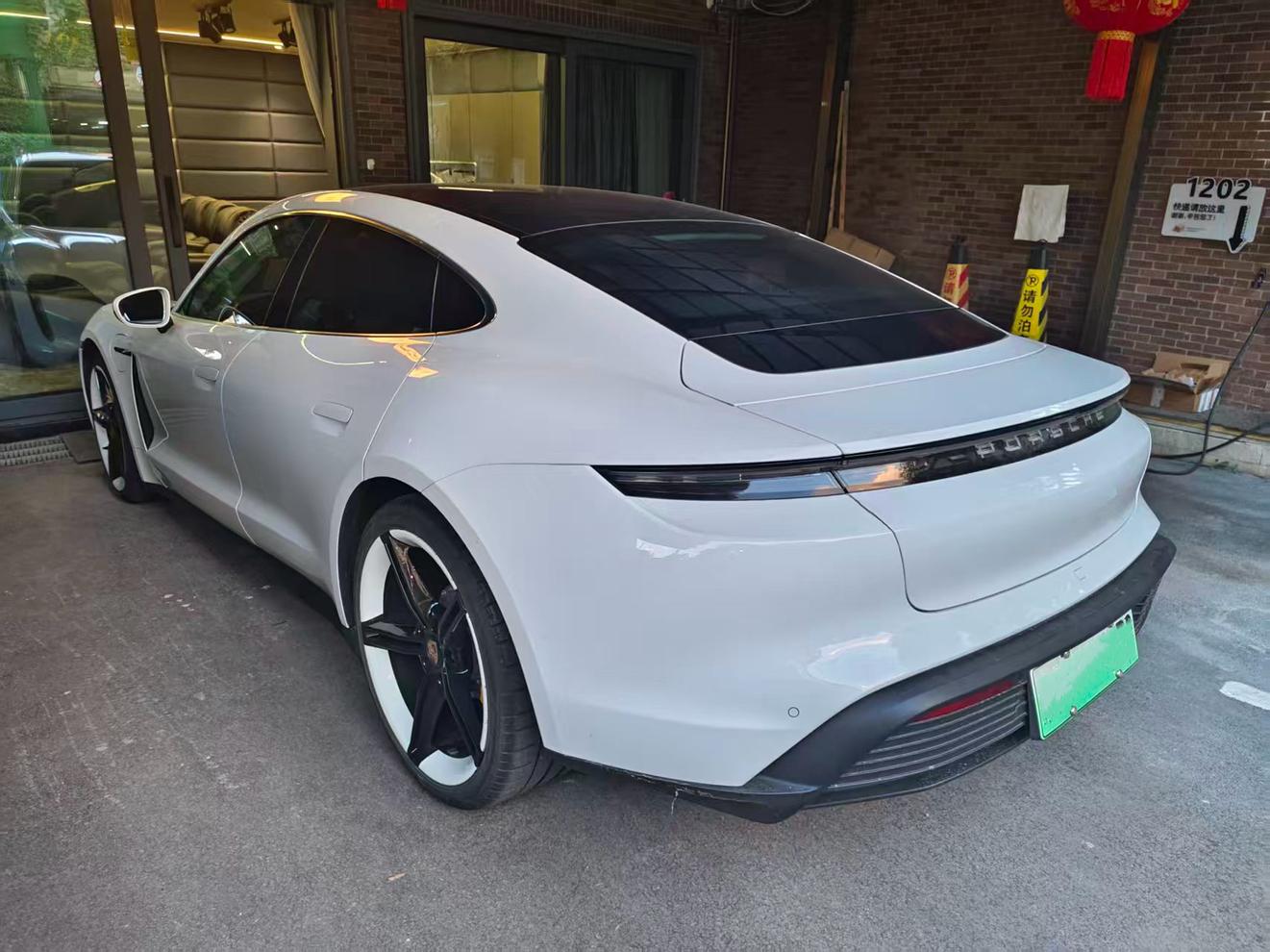 Porsche Taycan 2019 thumb 11