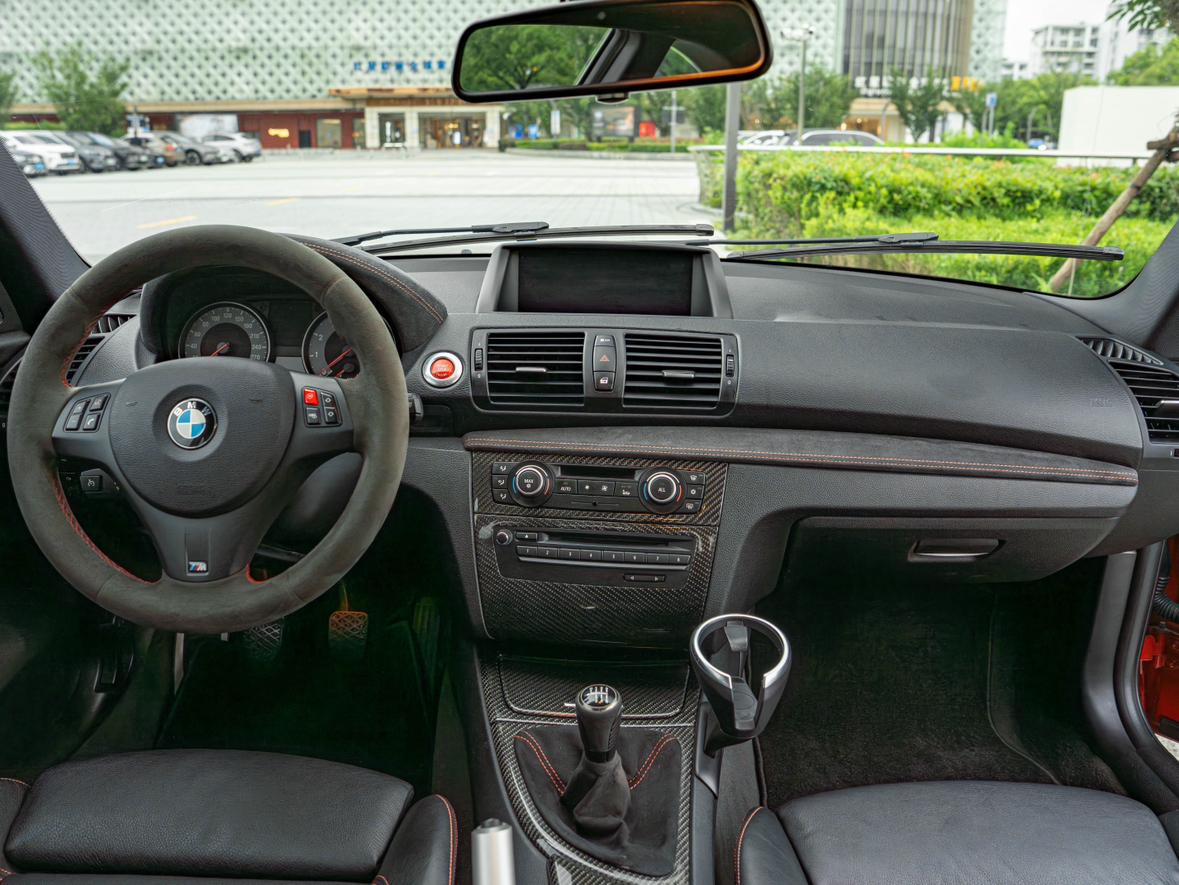 BMW 1 серии 2011 thumb 11