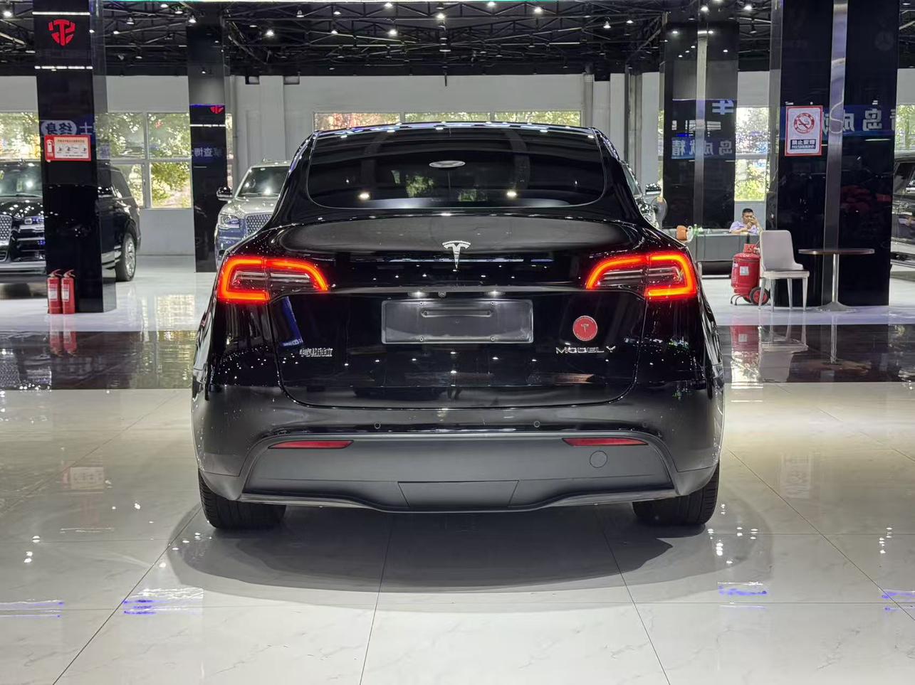 Tesla Model Y 2022 thumb 2