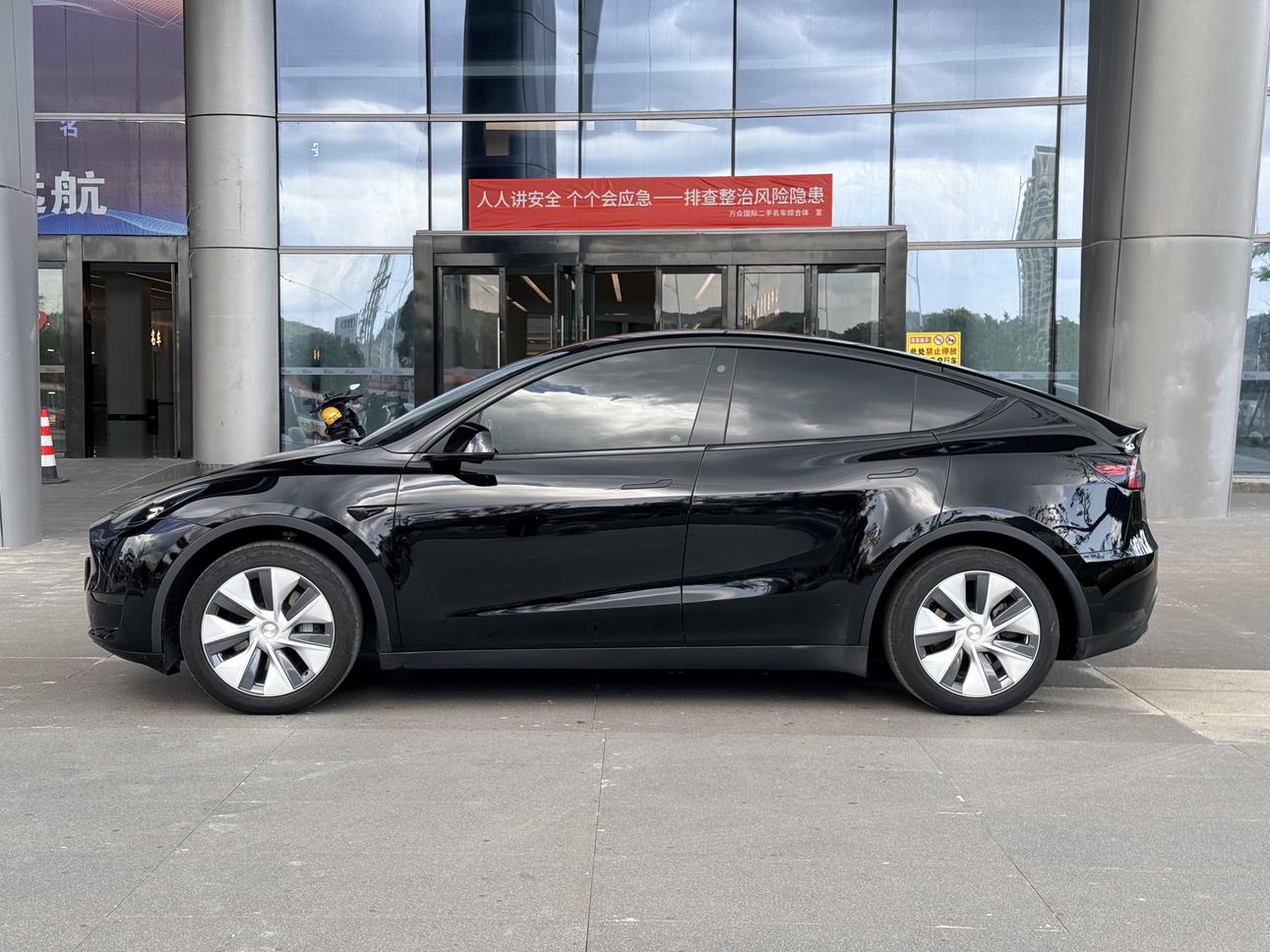 Tesla Model Y 2022 thumb 2