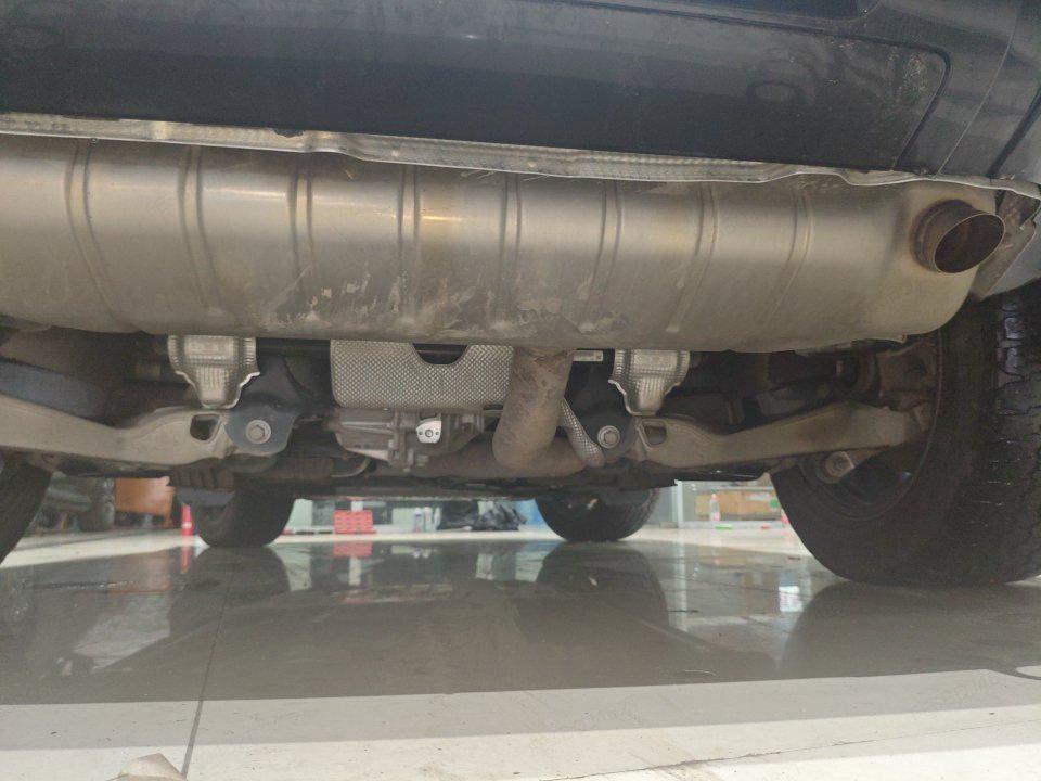 Land Rover Defender 2023 thumb 3