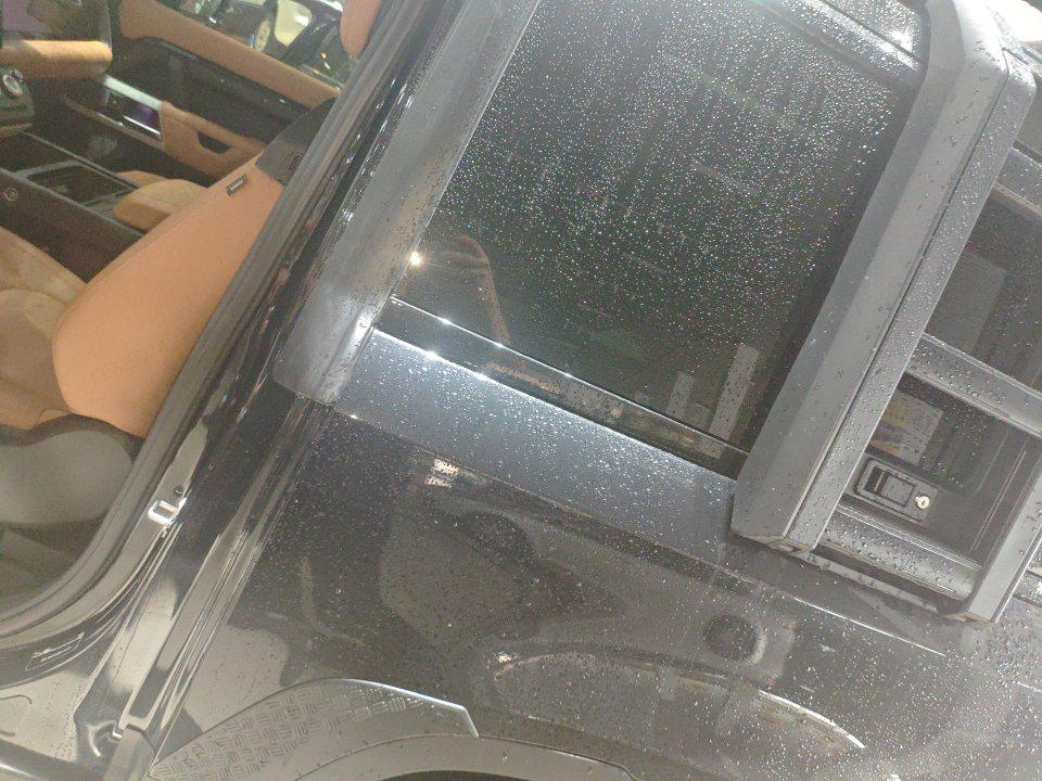 Land Rover Defender 2023 thumb 4