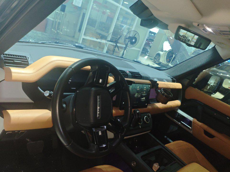 Land Rover Defender 2023 thumb 8