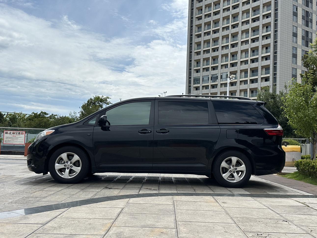 Toyota Sienna 2015 thumb 2