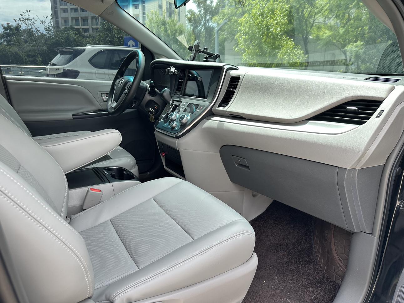 Toyota Sienna 2015 thumb 11