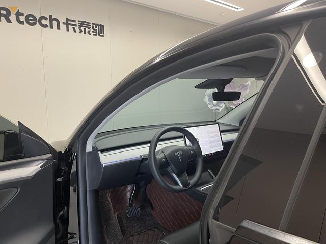 Tesla Model Y 2023 thumb 10