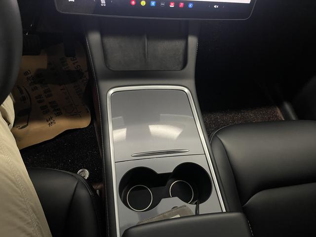 Tesla Model Y 2023 thumb 11