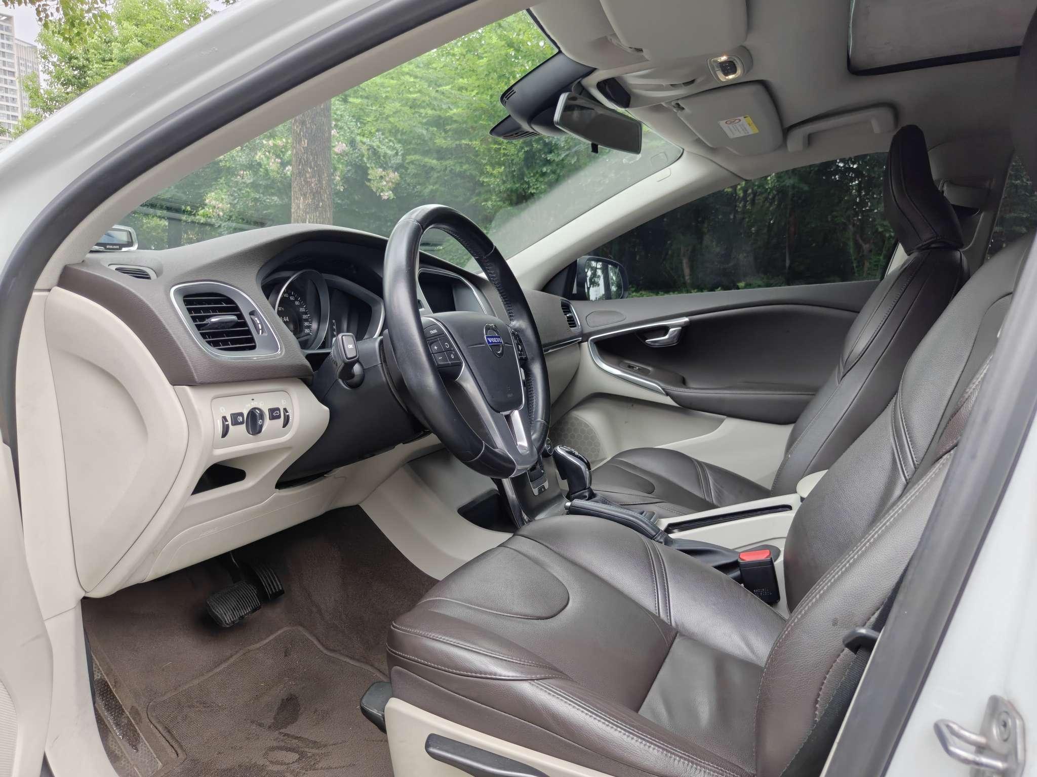 Volvo V40 2015 thumb 6