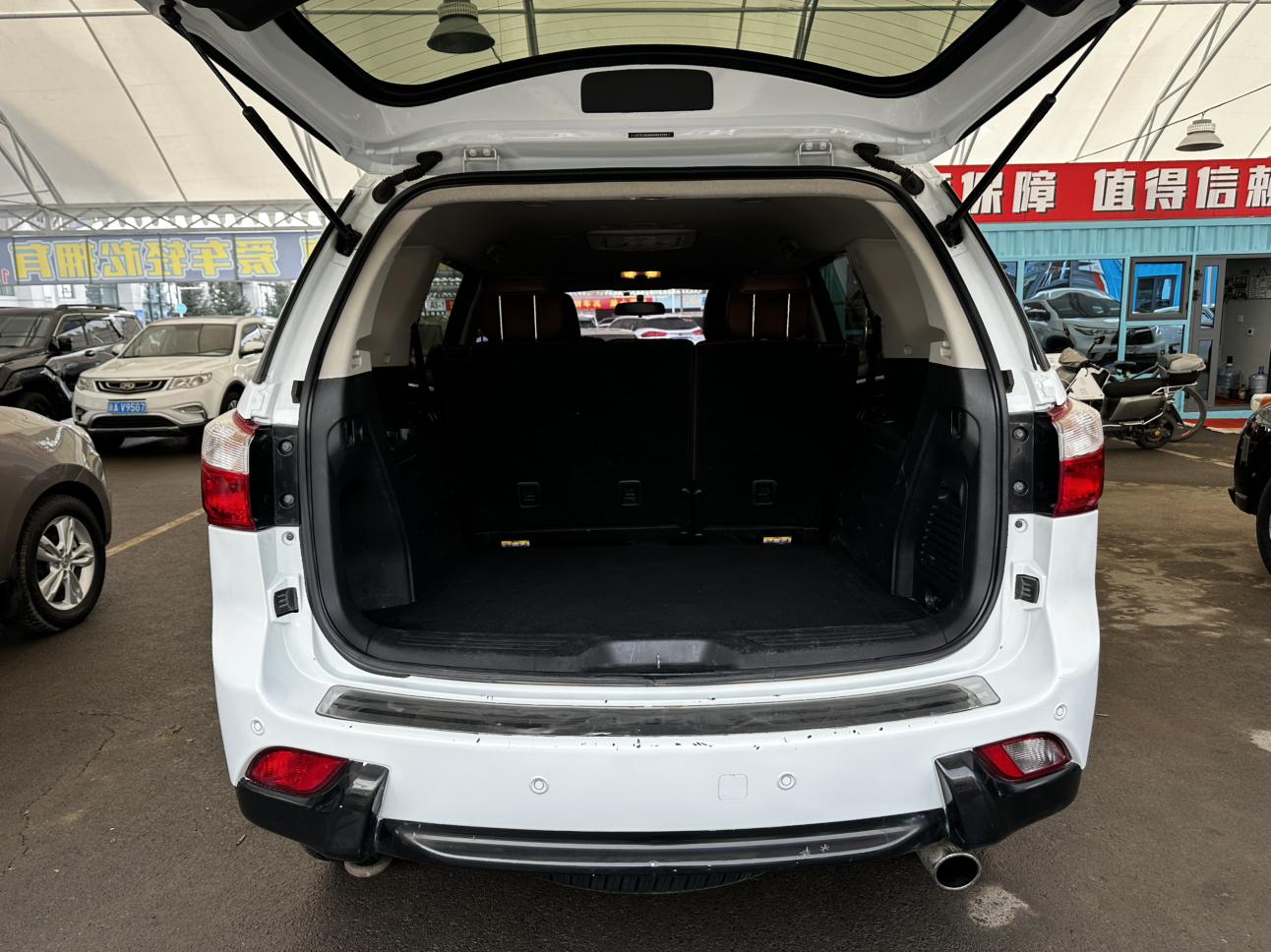 Isuzu MU-X 2017 thumb 9