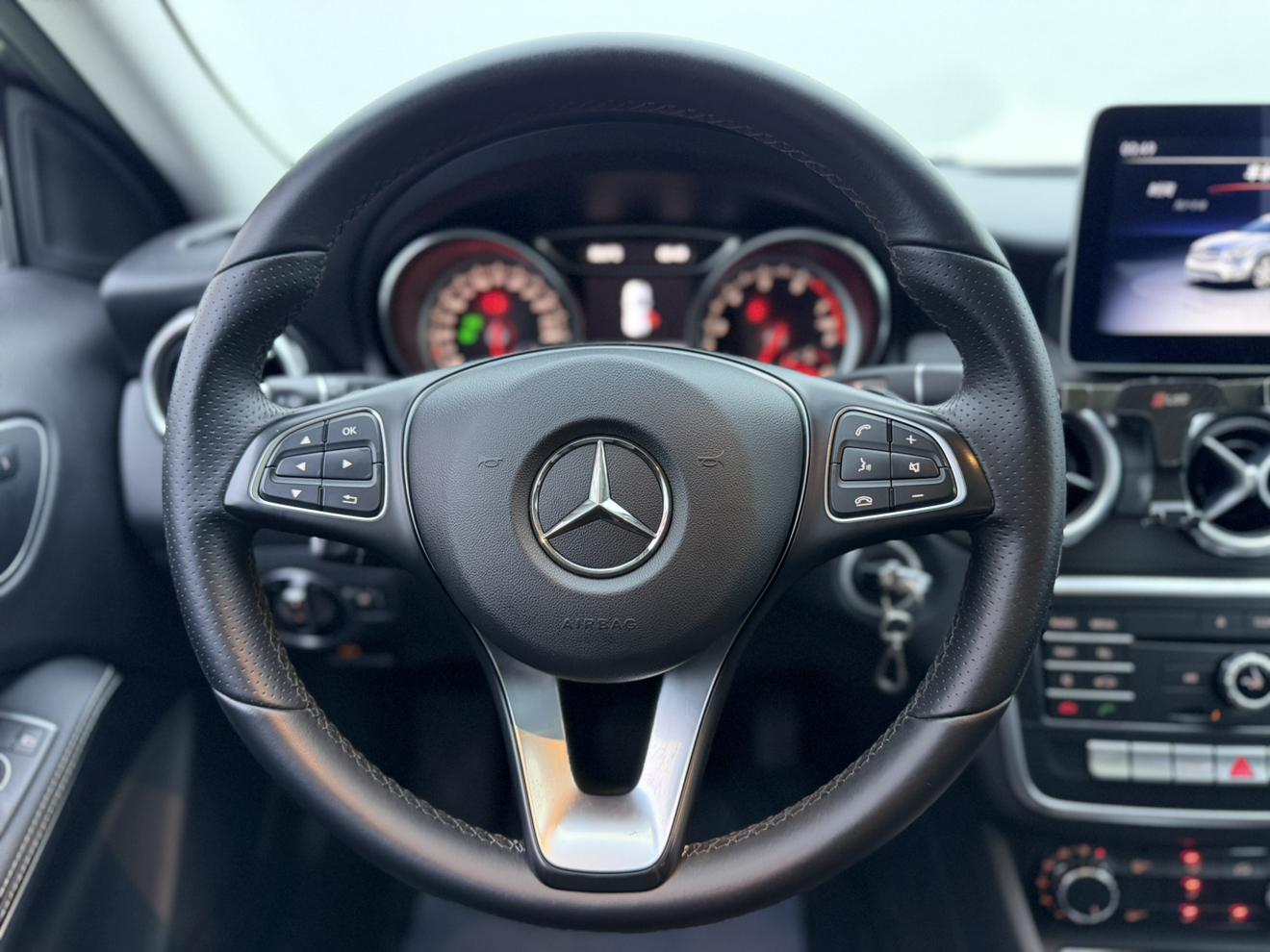 Mercedes-Benz GLA 2017 thumb 10
