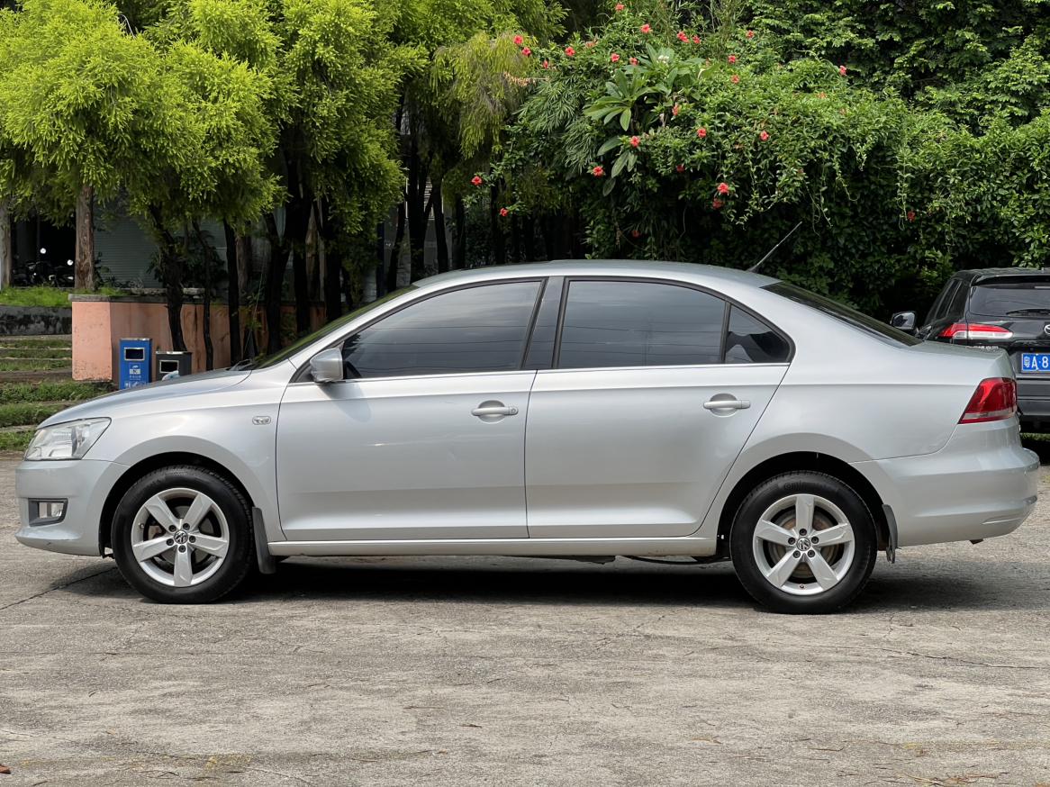 Volkswagen Santana 2013 thumb 2