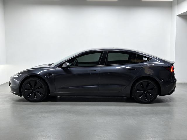 Tesla Model 3 2023 thumb 2