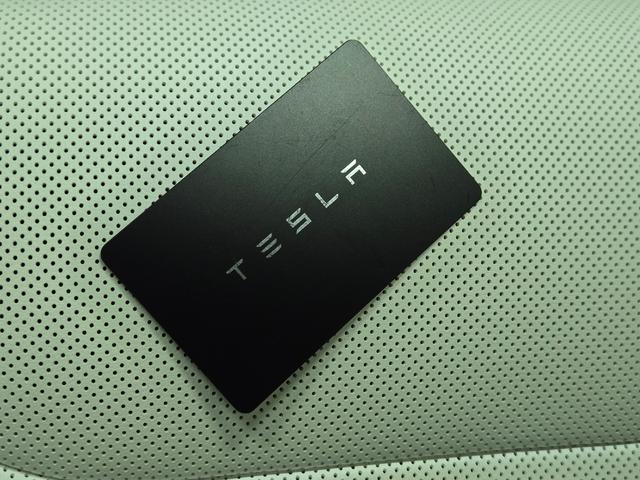Tesla Model 3 2023 thumb 9
