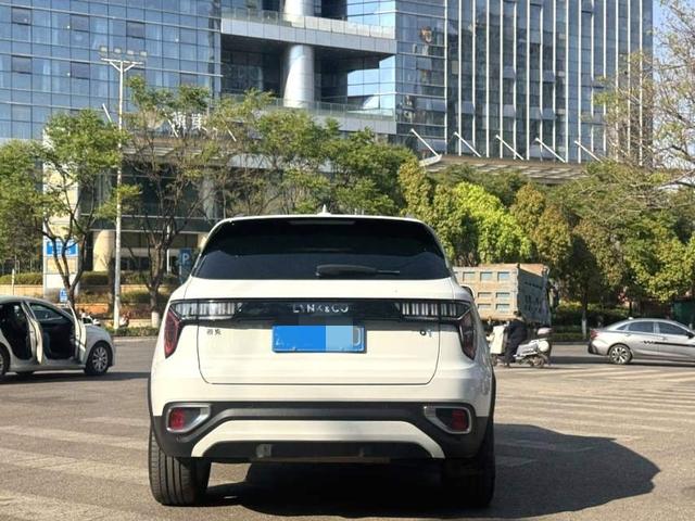 Lynk & Co 01 2019 thumb 3