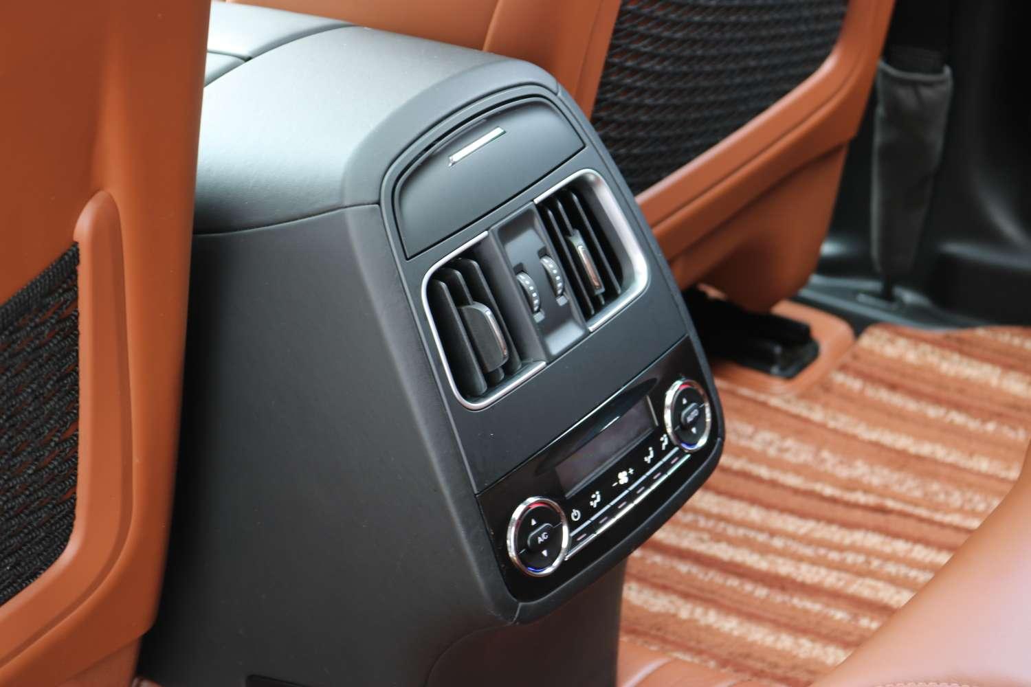 Maserati Levante 2016 thumb 12