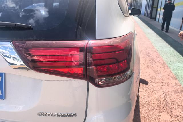 Mitsubishi Outlander 2018 thumb 4