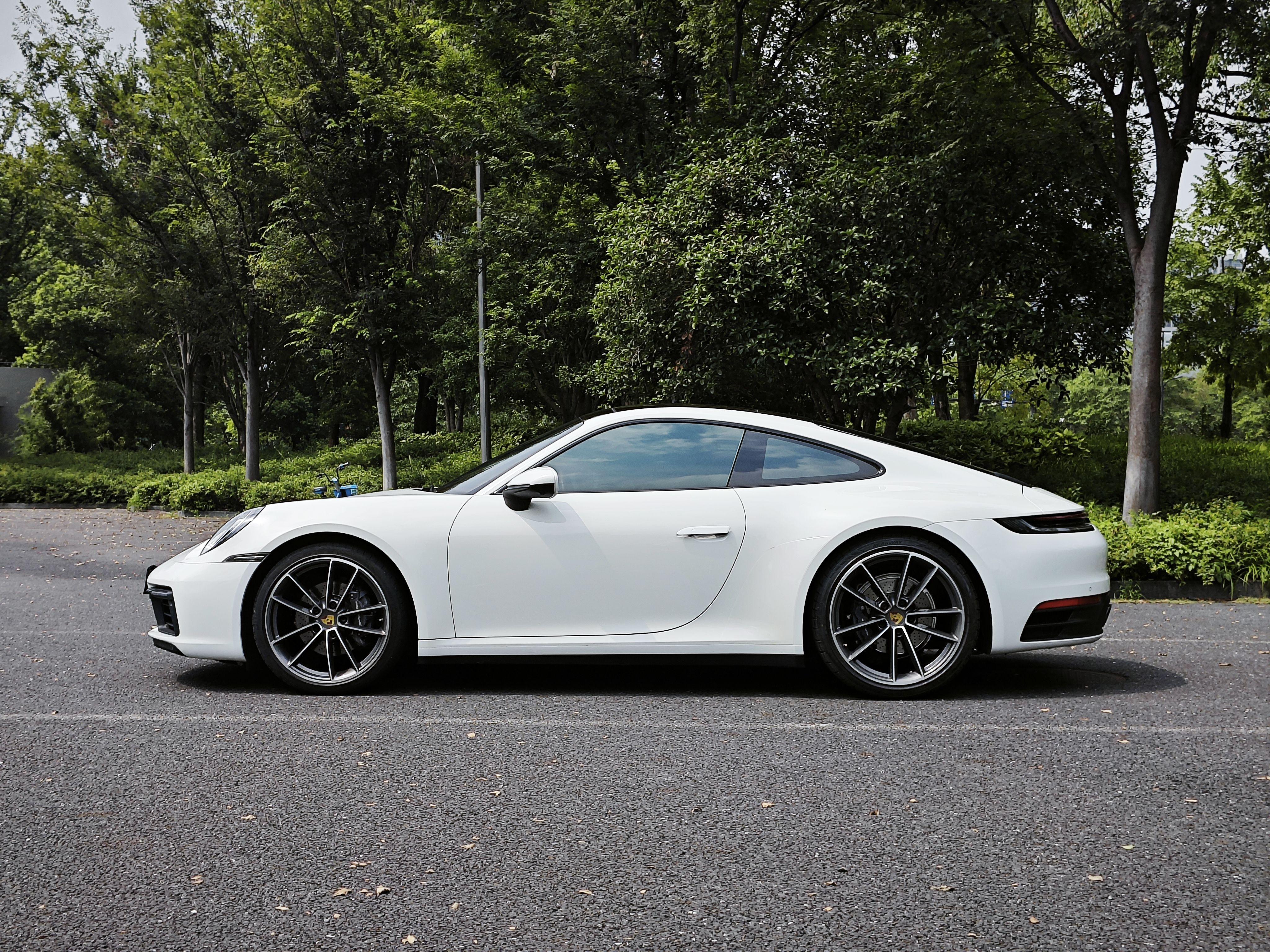 Porsche 911 2020 thumb 2