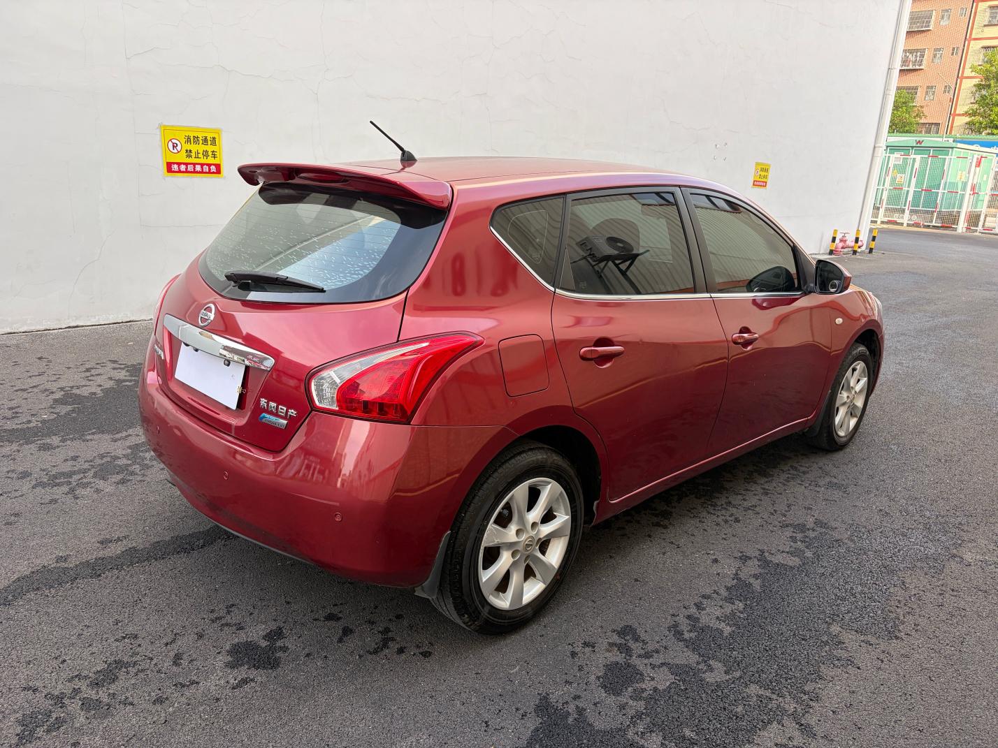 Nissan Tiida 2014 thumb 4