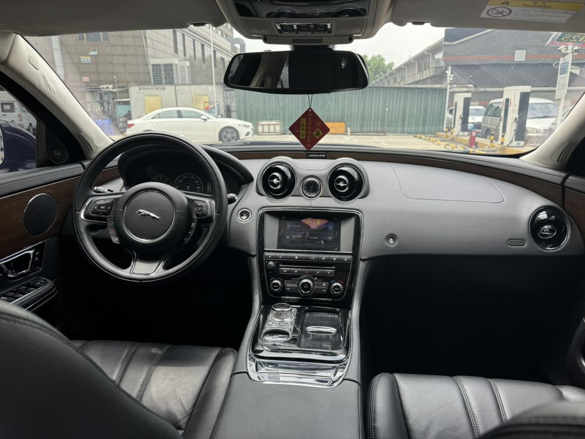 Jaguar XJ 2016 thumb 8